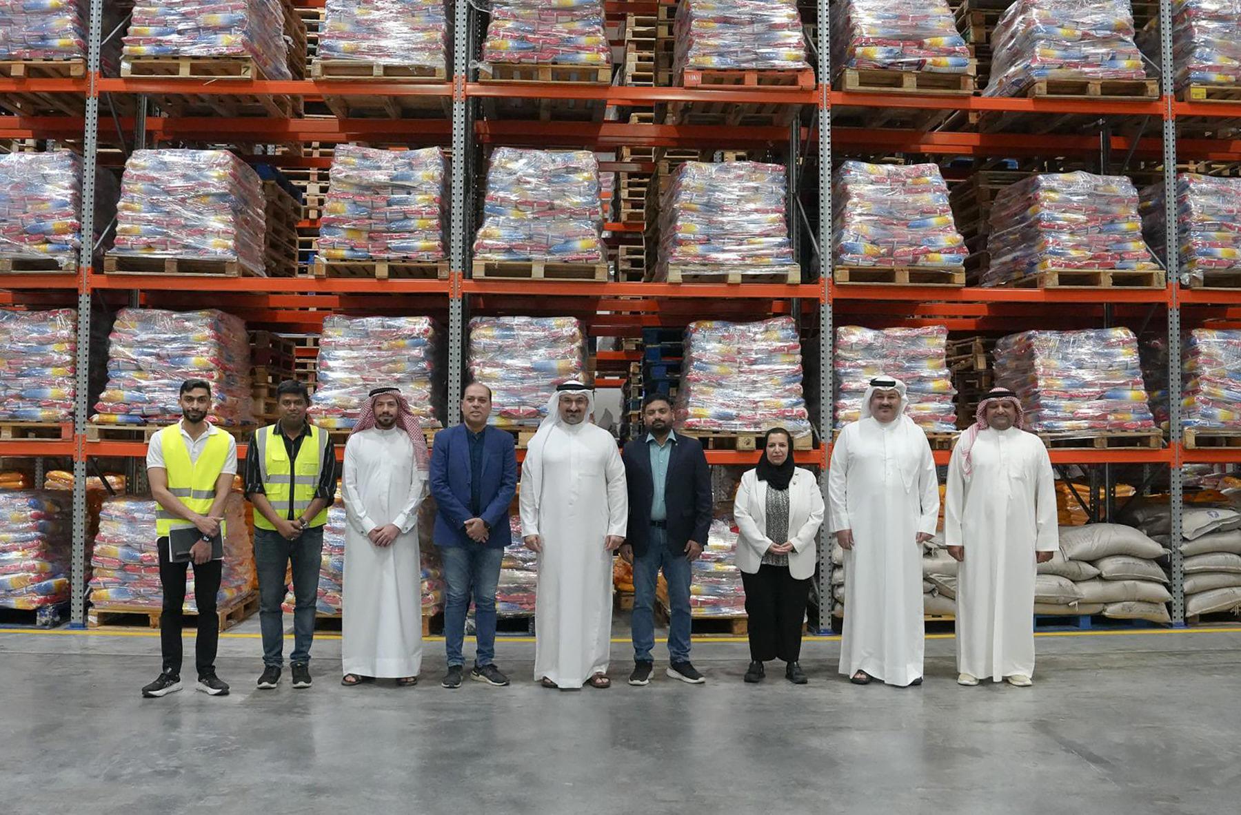 وزير الصناعة والتجارة يزور عددًا من المستودعات المركزية والأسواق والمحلات التجارية لتفقد سلاسل الإمداد والمخزون الغذائي 