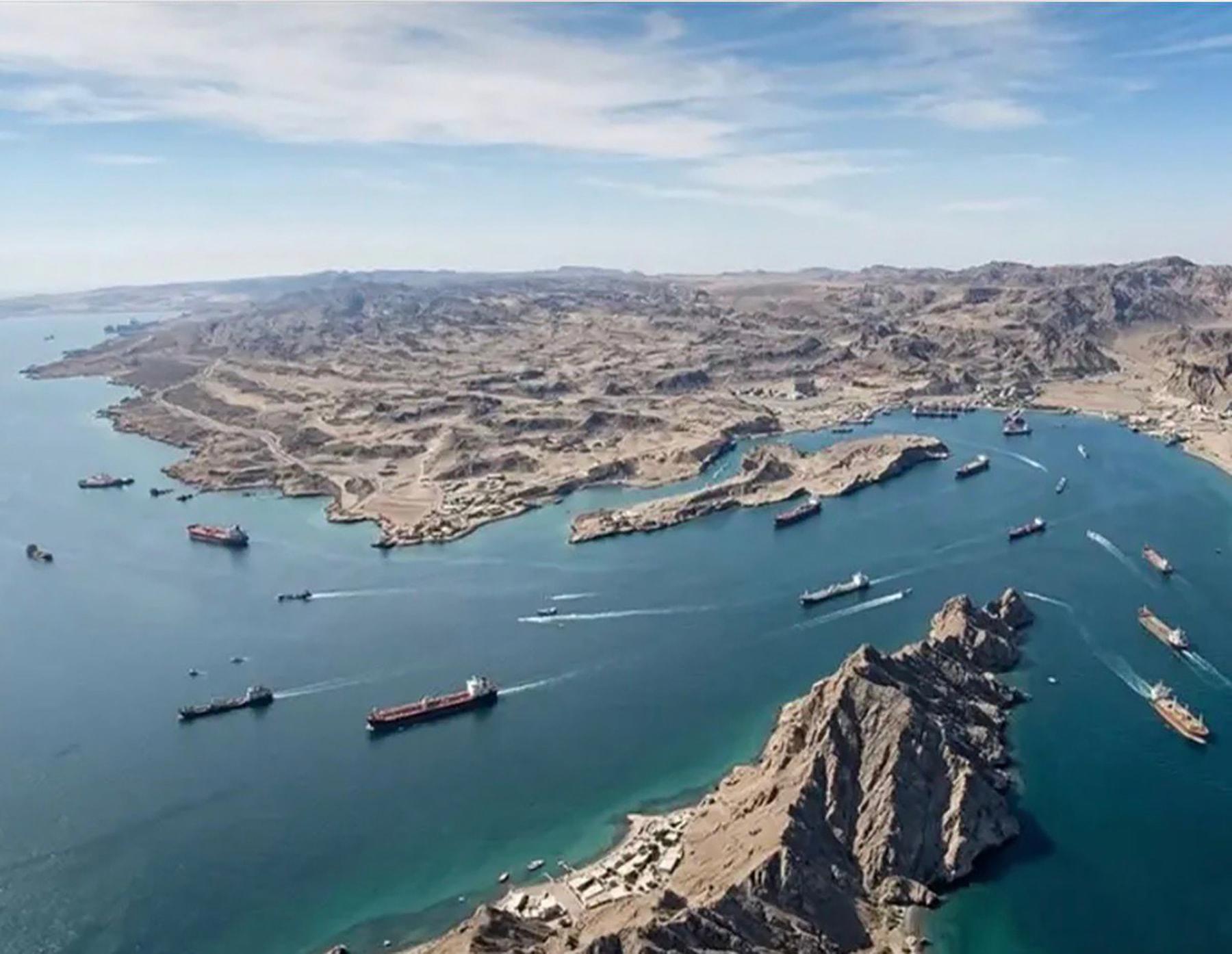 القيادة المركزية الأمريكية تبدأ عمليات تمهيدية لإزالة الألغام في مضيق هرمز #الأيام 