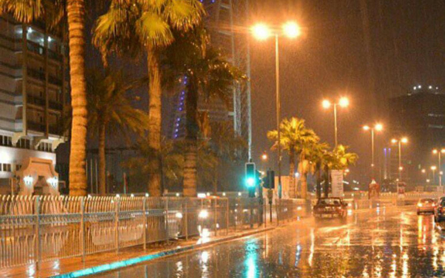 الإدارة العامة للمرور تدعو سائقي المركبات إلى ضرورة أخذ الحيطة والحذر في ظل تساقط الأمطار 