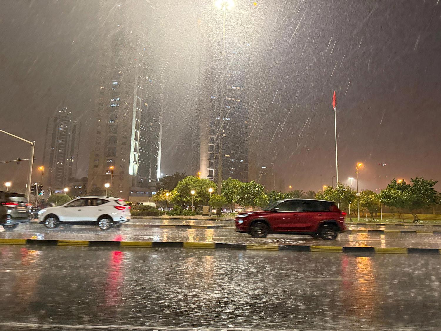 أمطار رعدية غزيرة تشهدها البحرين.. وبرق ورعد ورياح نشطة مستمرة 