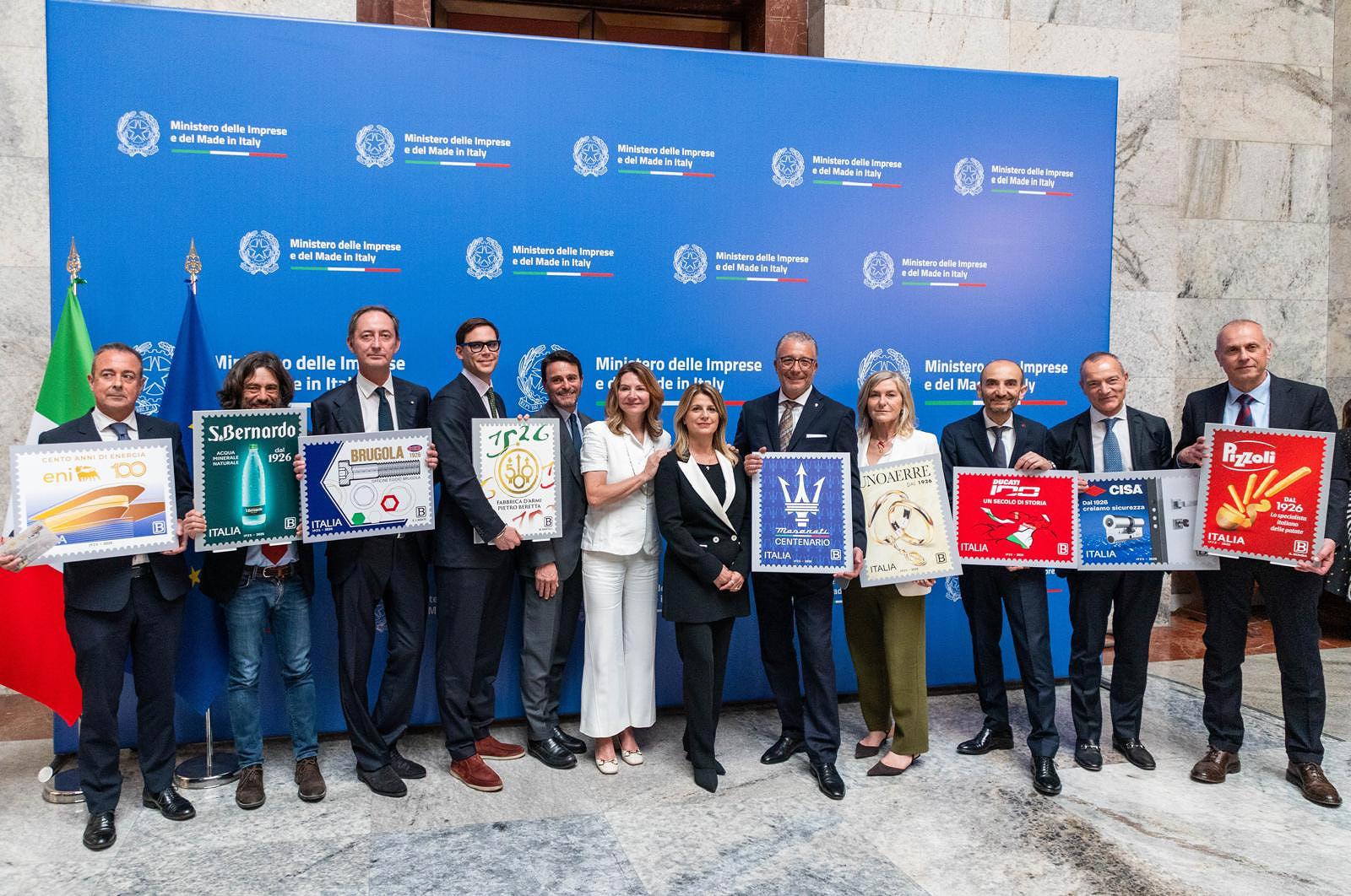 طابع بريدي خاص للاحتفاء بالذكرى المئوية لشعار «مازيراتي» 