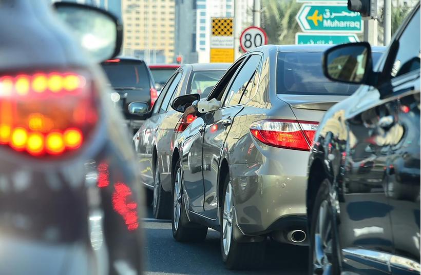 ازدحام مروري على شارع الشيخ خليفة بن سلمان قرب ضاحية السيف إثر حادث بين مركبتين
