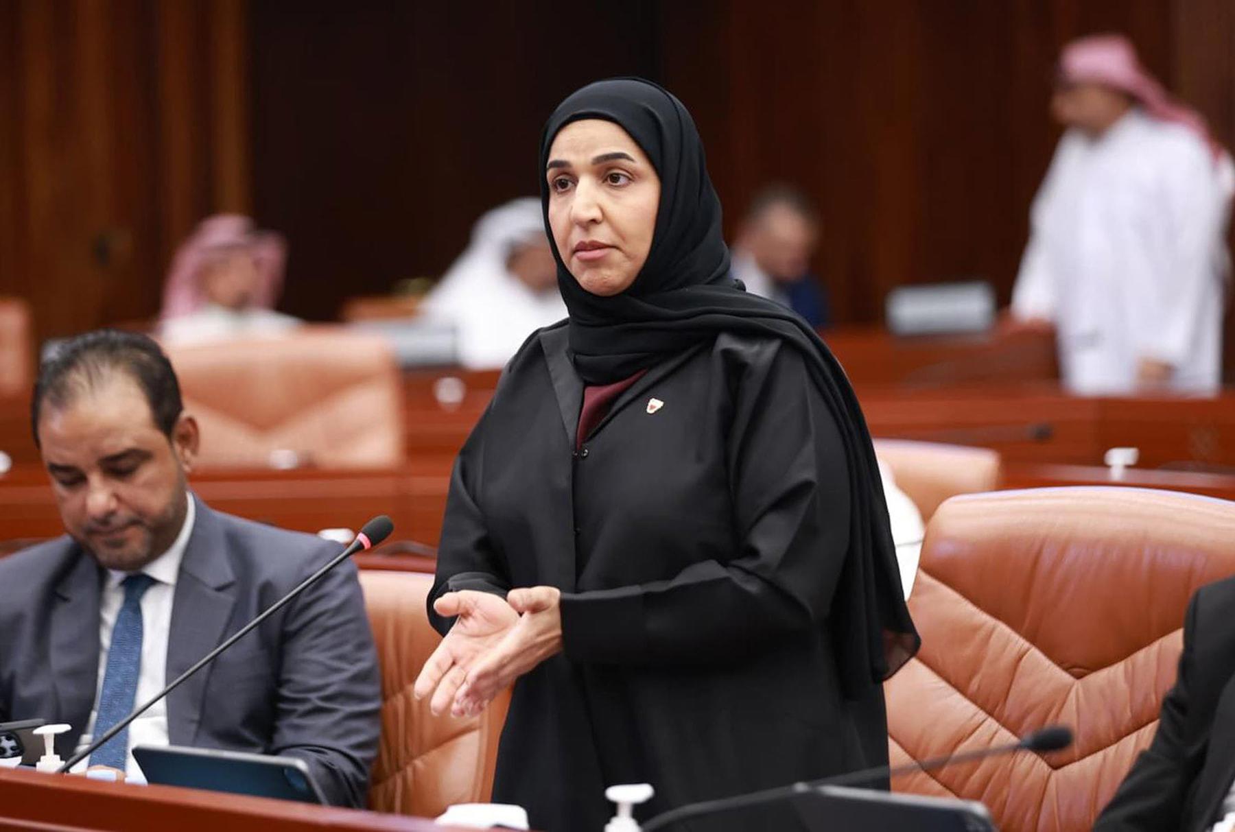 «العمل»: دعم رواتب 50 ألف بحريني سنويًا والعمل مستمر لتحسين مستوى الأجور #الأيام 