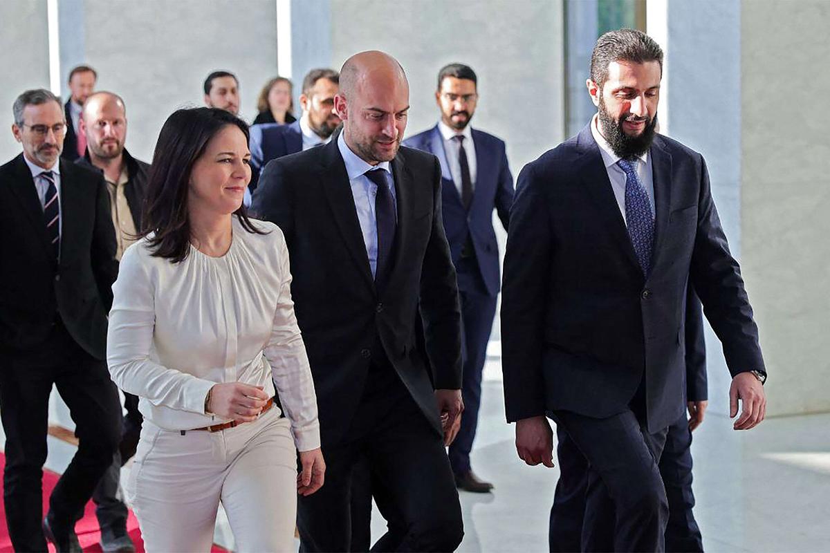 وزيرة خارجية ألمانيا ترد على جدل «المصافحة باليد» مع الشرع ومسؤولي الإدارة السورية الجديدة 4 INAF 20250103235118150