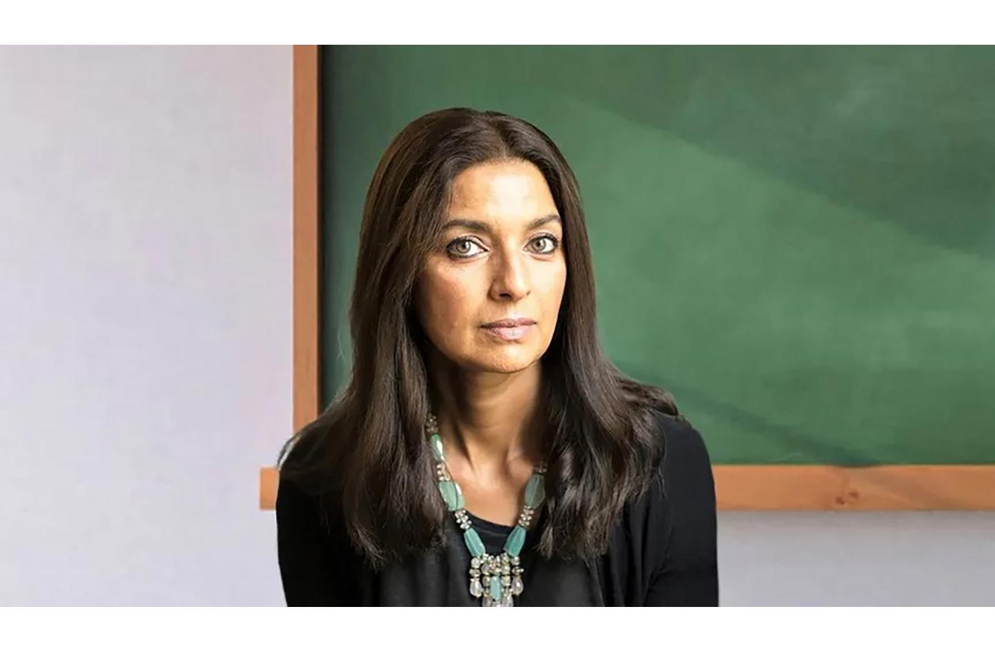 جومبا لاهيري ترفض جائزة أمريكية بسبب حظر الكوفية الفلسطينية 2 INAF 20240926174236161