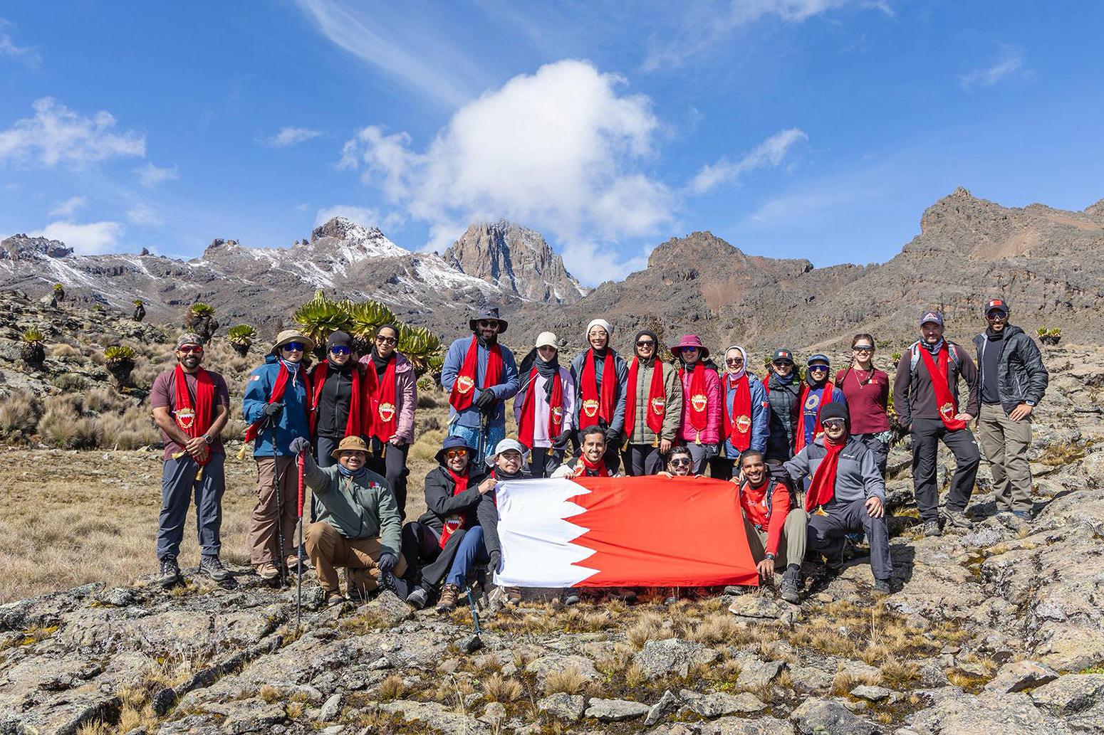 تزامنًا مع الأعياد الوطنية.. وفد من هيئة «لامع» يرفع علم البحرين في جبل كينيا 