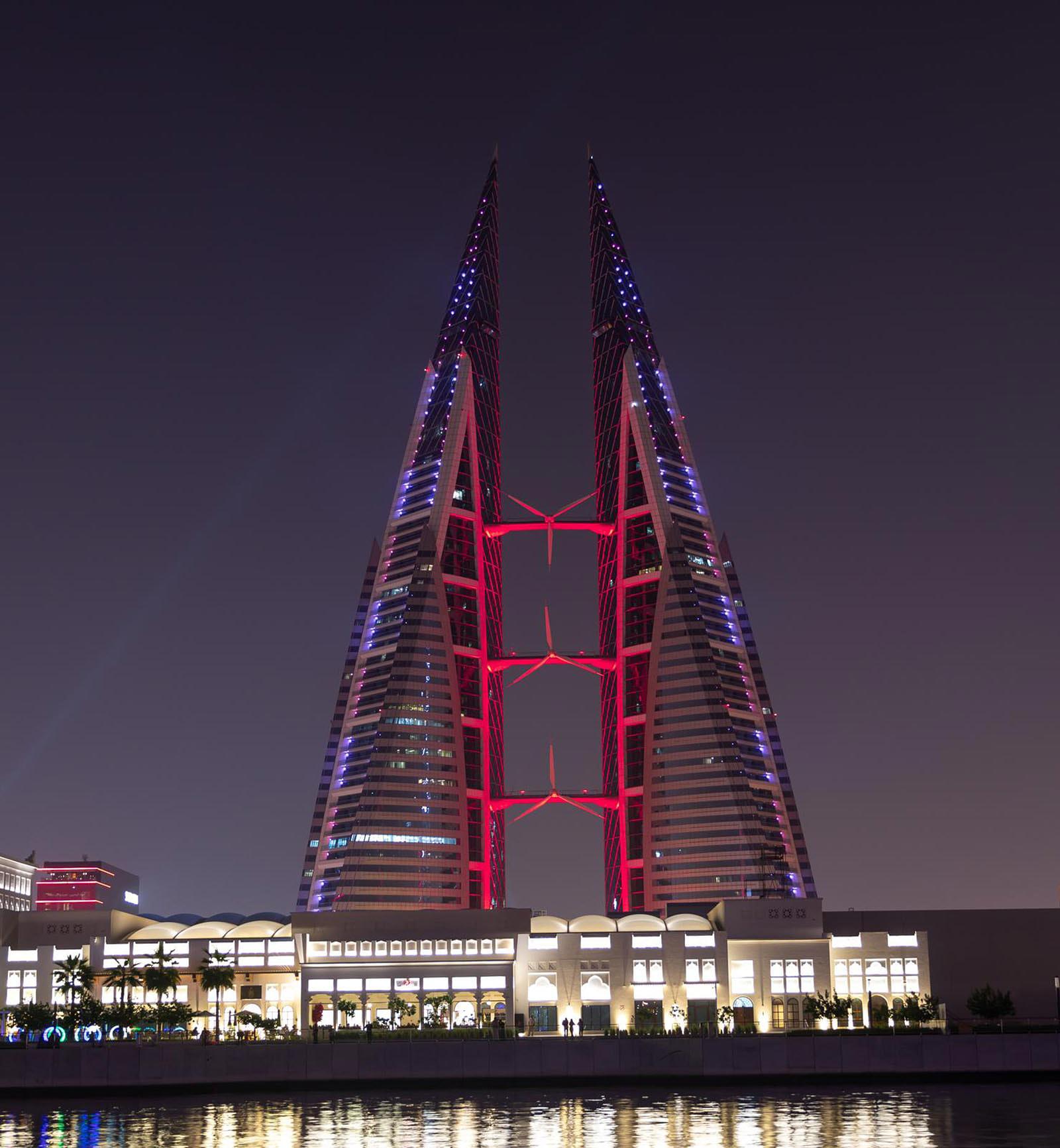 عاجل | بالصور.. مباني العاصمة المنامة تتشح باللونين العنابي والأبيض احتفاءً بالعيد الوطني لدولة قطر الشقيقة #الأيام 