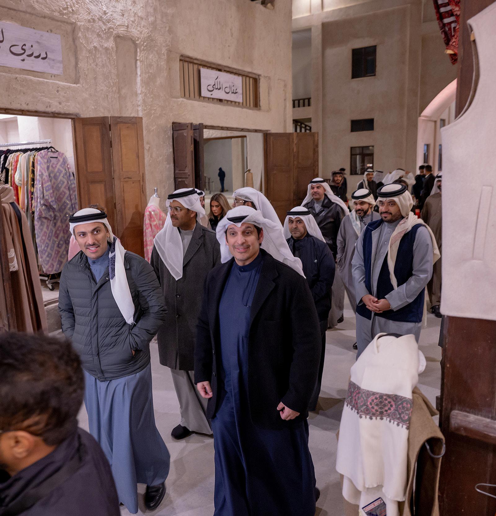 عاجل | بالصور.. وزير الإعلام والثقافة بدولة الكويت الشقيقة يزور القرية التراثية #الأيام 