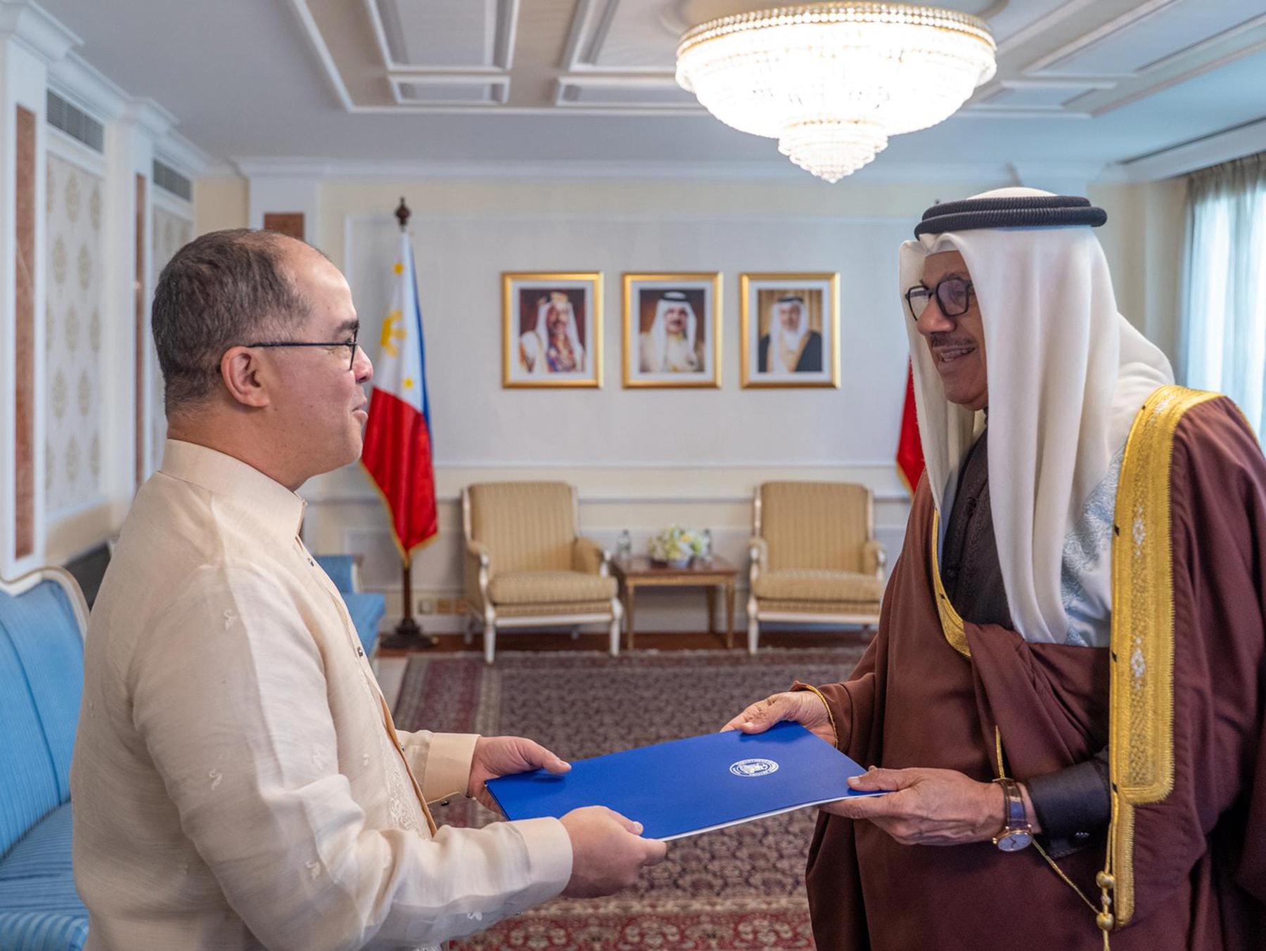 وزير الخارجية يتسلم نسخة من أوراق اعتماد سفير جمهورية الفلبين المعين لدى مملكة البحرين 