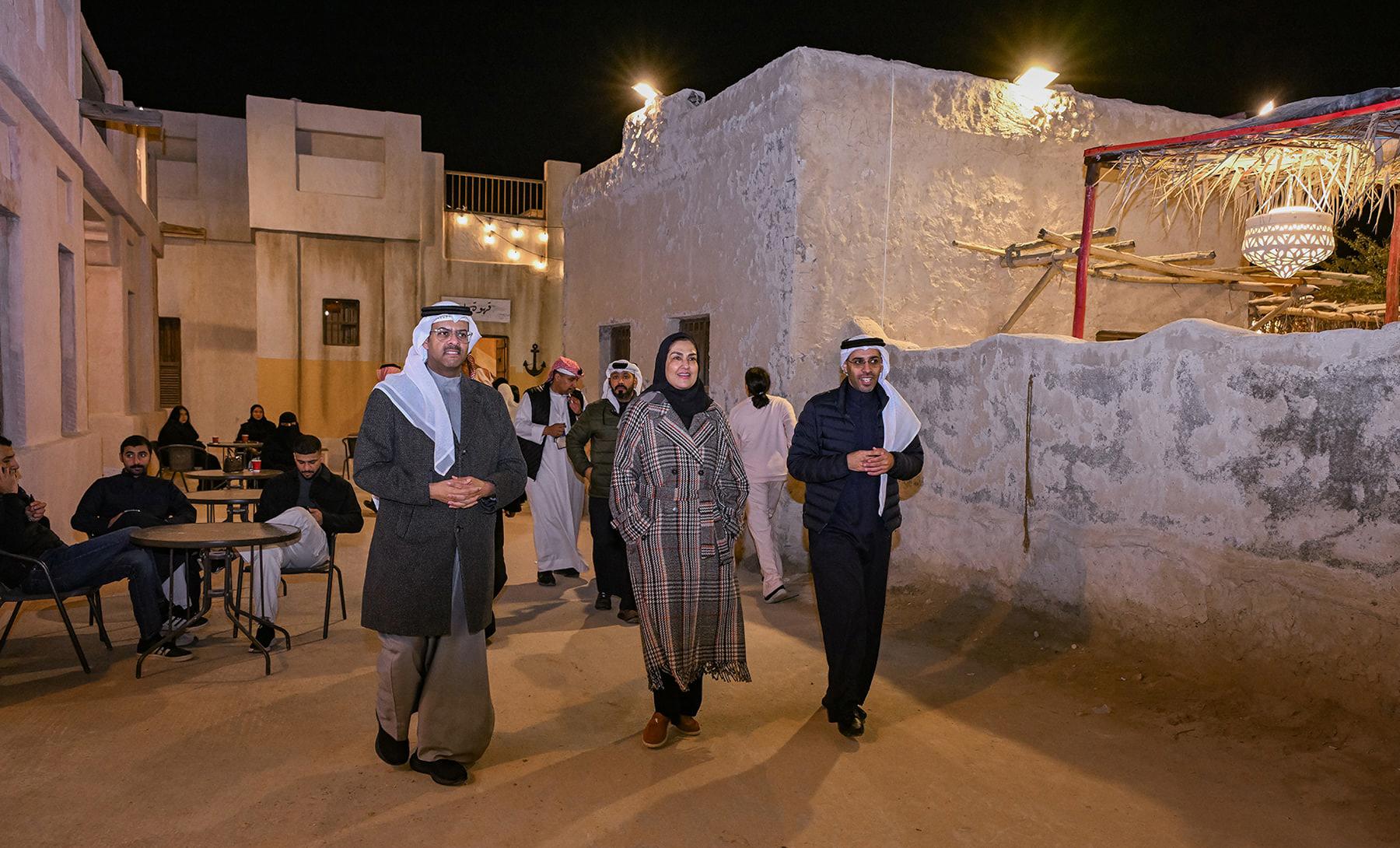 مستشار جلالة الملك للشؤون الثقافية والعلمية تزور مهرجان أعياد البحرين بالقرية التراثية 