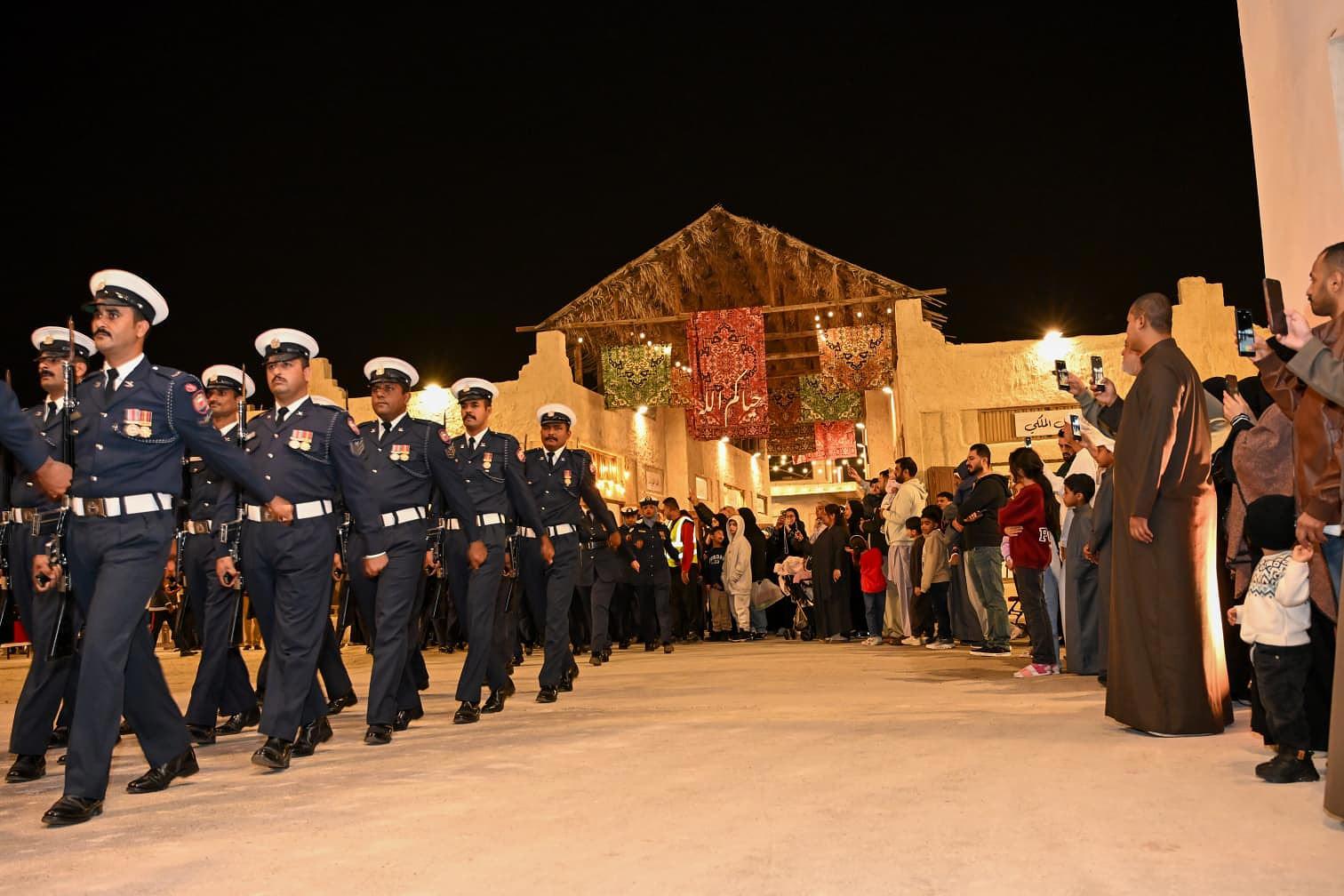 وزارة الداخلية تنظم طابور شرطة البحرين في القرية التراثية بالمحافظة الجنوبية احتفاء بالأعياد الوطنية 