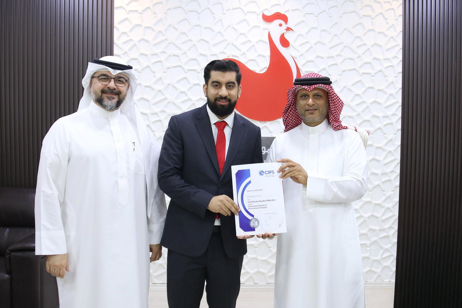 «دلمون للدواجن» تحتفي بحصول مساعد رئيس المشتريات والعمليات اللوجستية على الاعتماد الدولي «CIPS» بدعم من «تمكين» 