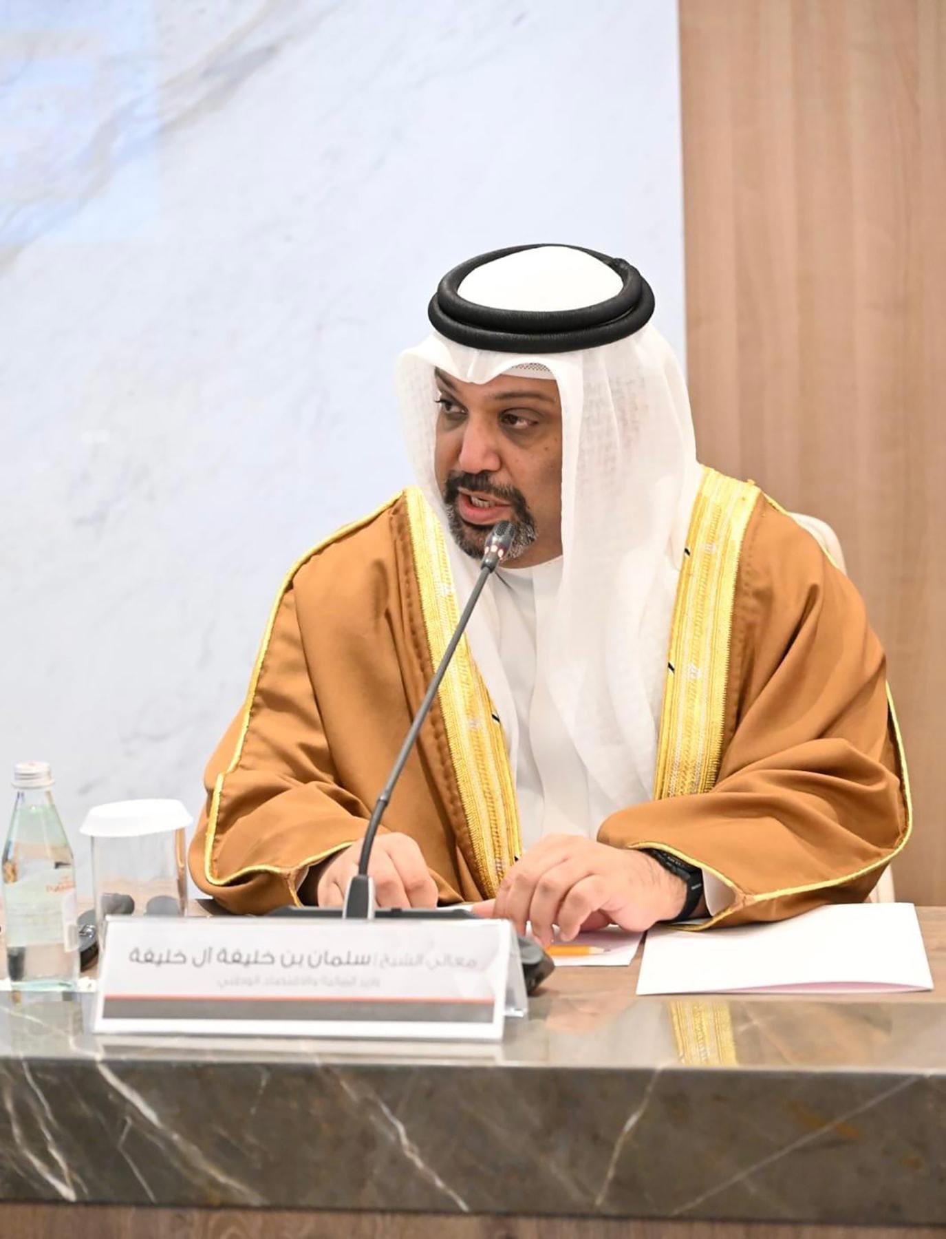 الفريق الحكومي يتوافق مع التشريعية على 9 مبادرات: ضريبة على أرباح الشركات وزيادة الضريبة الانتقائية 