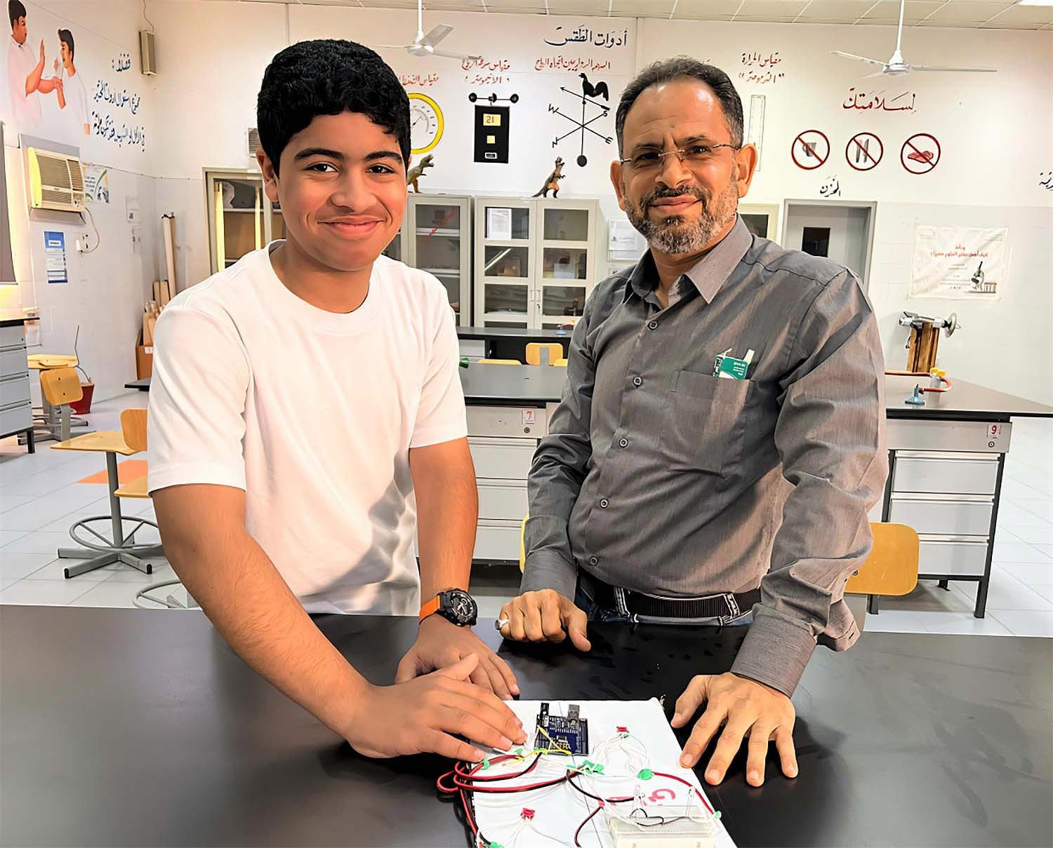 الطالب السيد محمد علوي يصمم المنبه الذكي للسائقين 