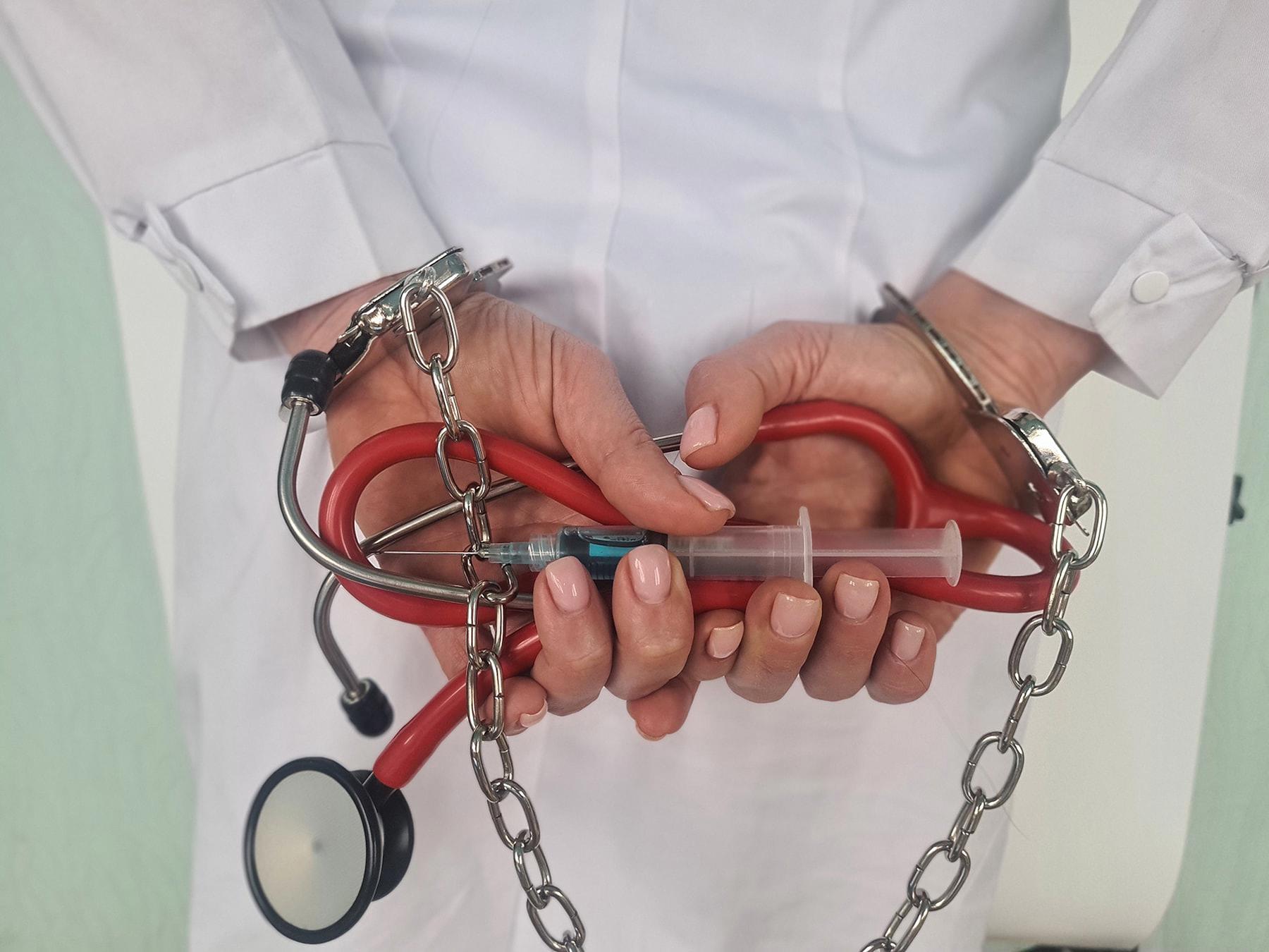 محاكمة ممرضة آسيوية استولت على 25 ألف دينار من حساب رجل مقعد 