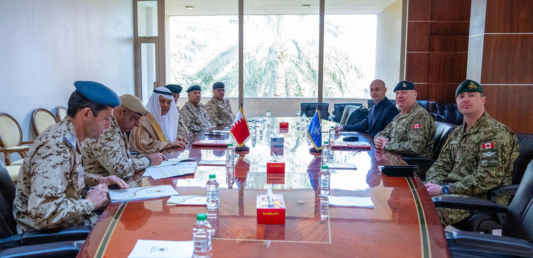 وزير شؤون الدفاع يستقبل نائب قائد قيادة قوات «الناتو» 