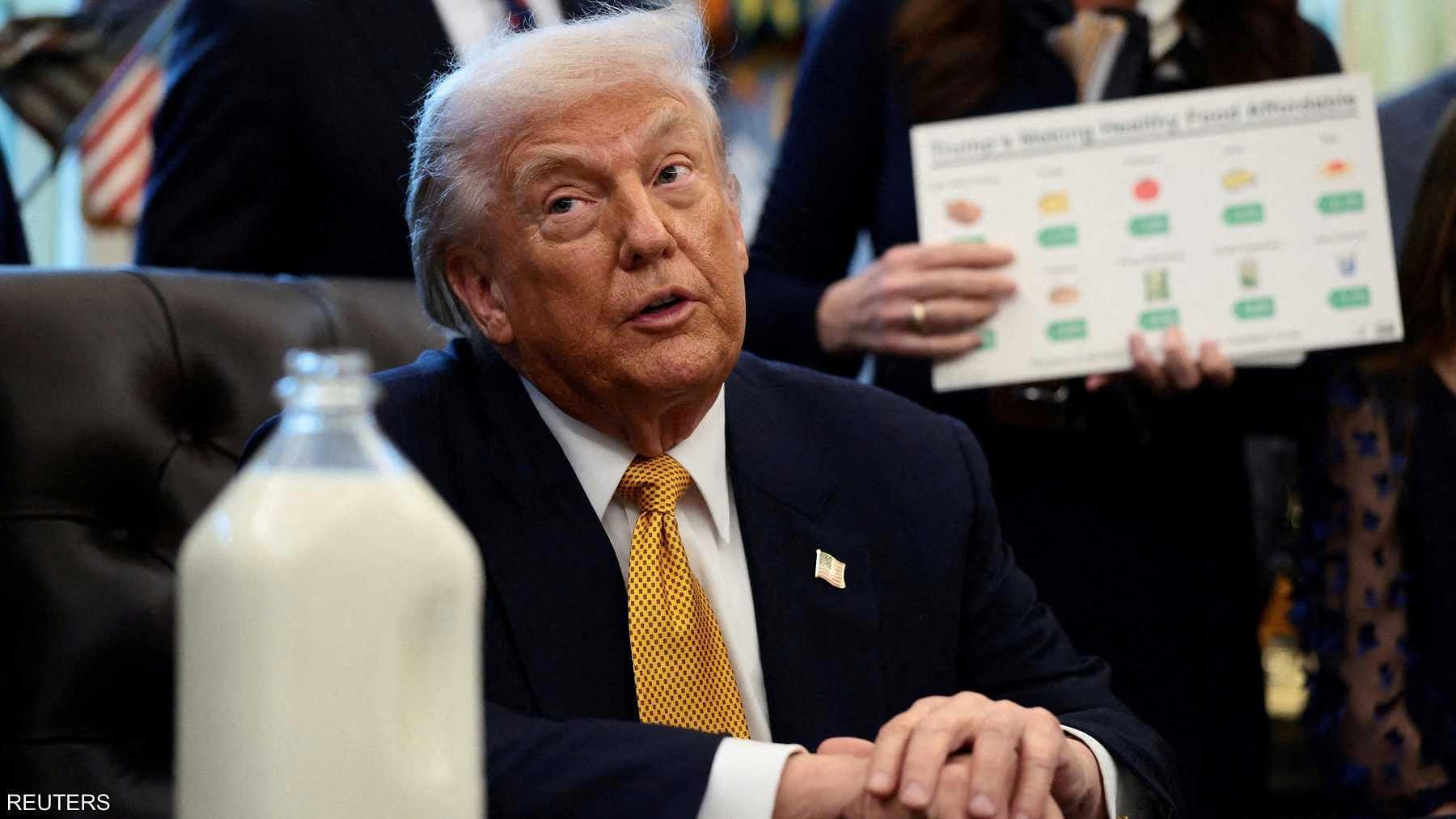 زجاجة حليب على مكتب ترامب.. ما السر خلفها؟ 