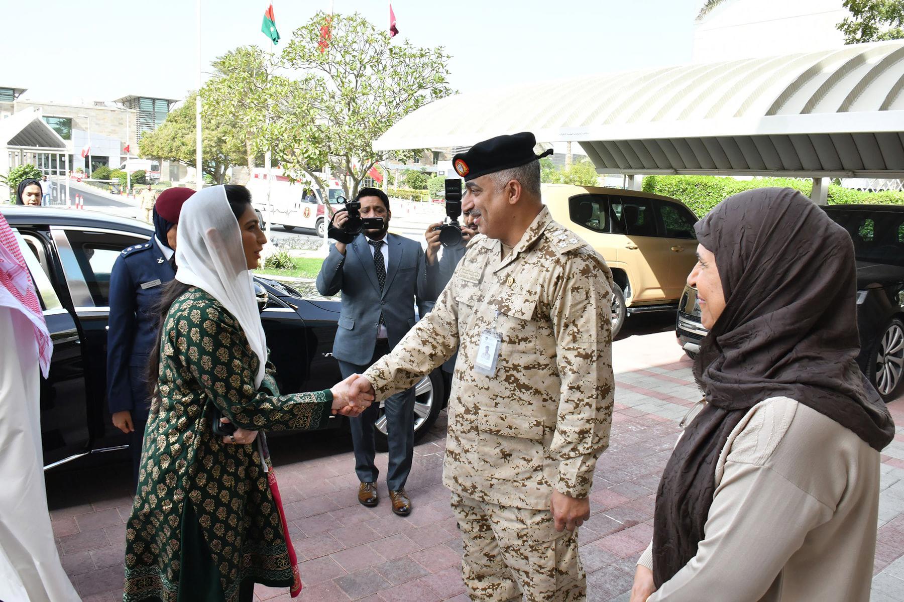 السيدة الأولى لجمهورية باكستان تقوم بزيارة الخدمات الطبية الملكية المستشفى العسكري 