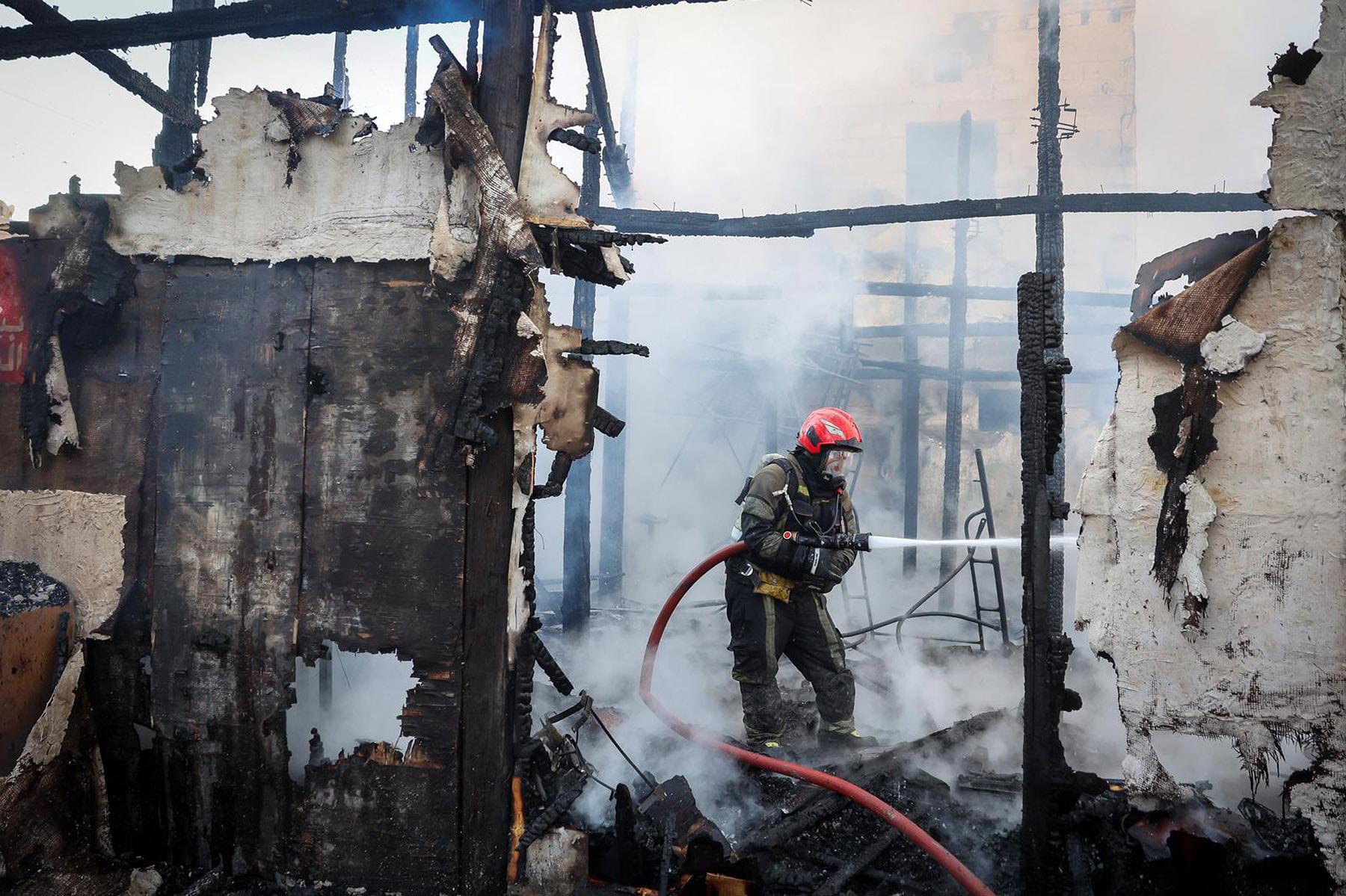 عاجل | الدفاع المدني يُخمد حريقًا اندلع في مطعم داخل أحد المباني بمنطقة عراد #الأيام 