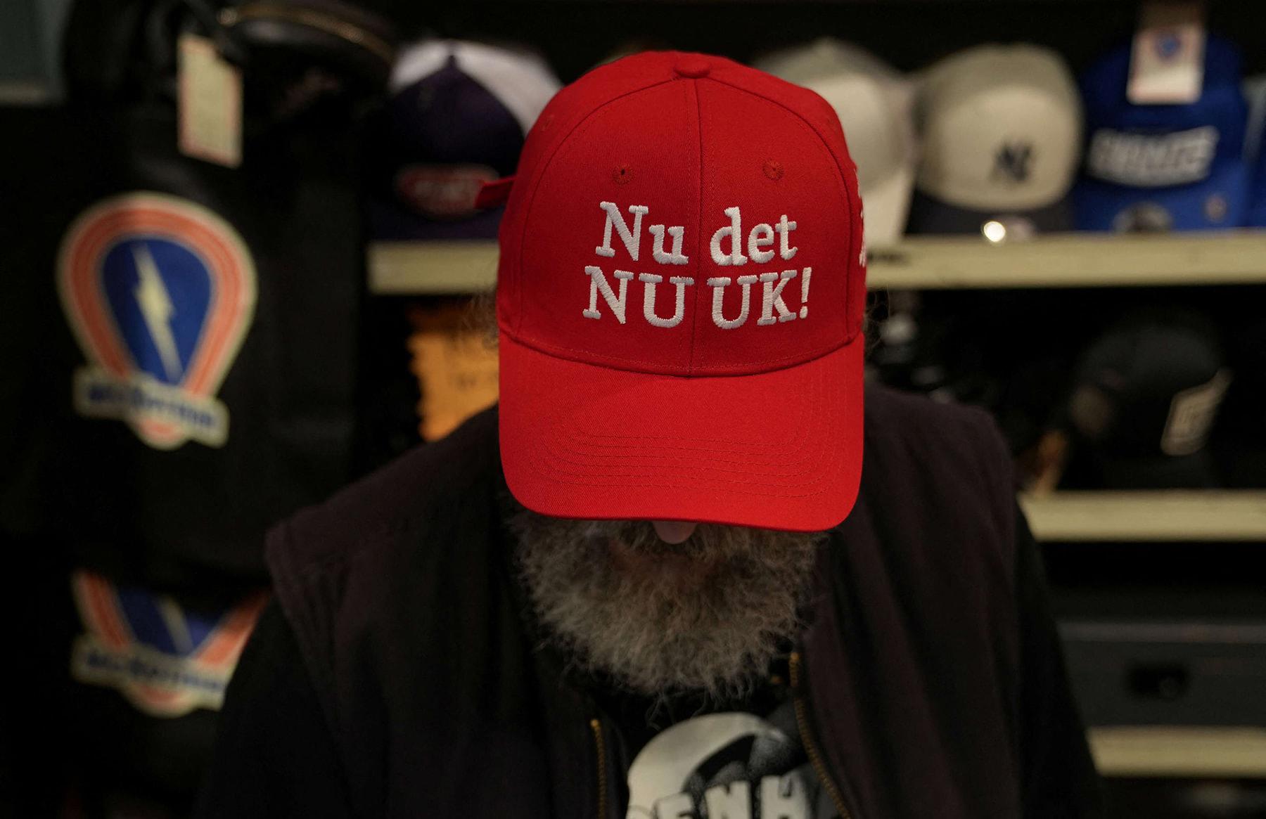 قبعات حمراء تصبح رمزا لتحدي تهديد ترامب بشأن جرينلاند 