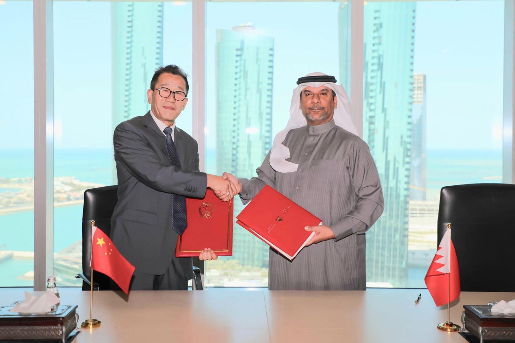 وزير النفط والبيئة يوقع الاتفاقية التنفيذية البحرينية الصينية في مجال زراعة وتربية وصيد الأسماك #الأيام 