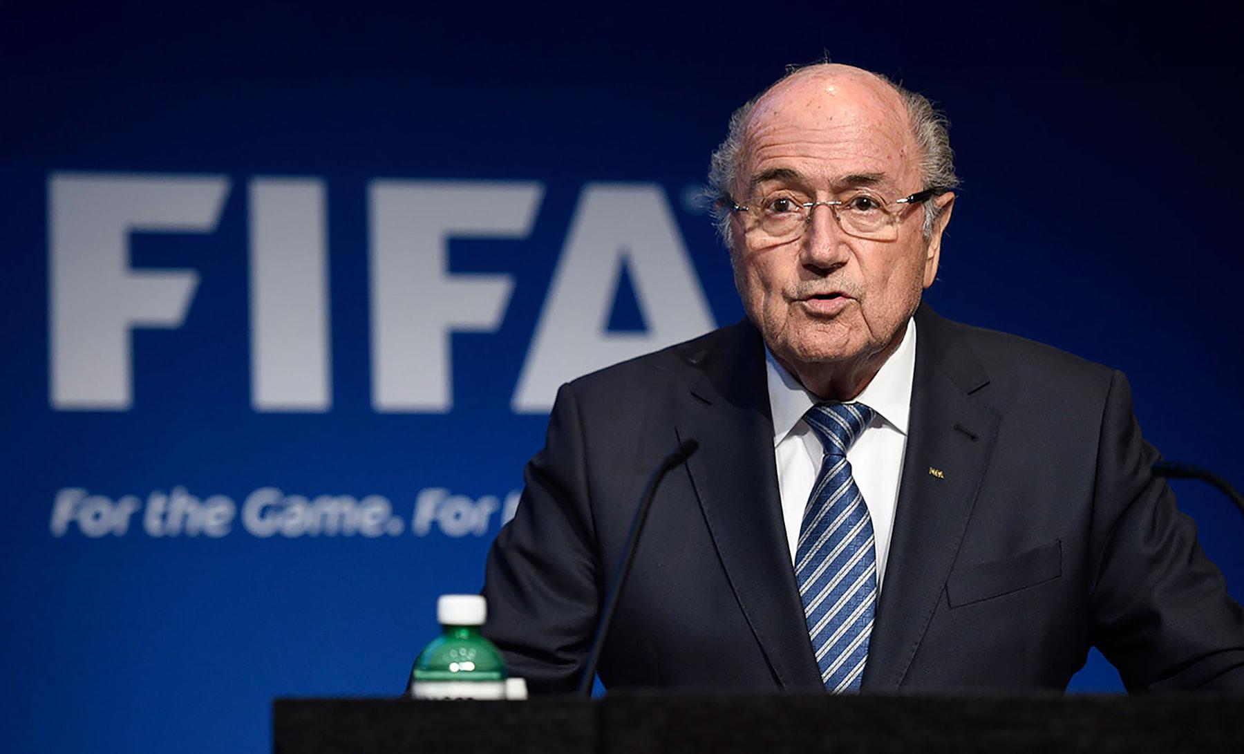 بلاتر يدعو جماهير كرة القدم لتجنّب السفر إلى أمريكا في مونديال 2026 