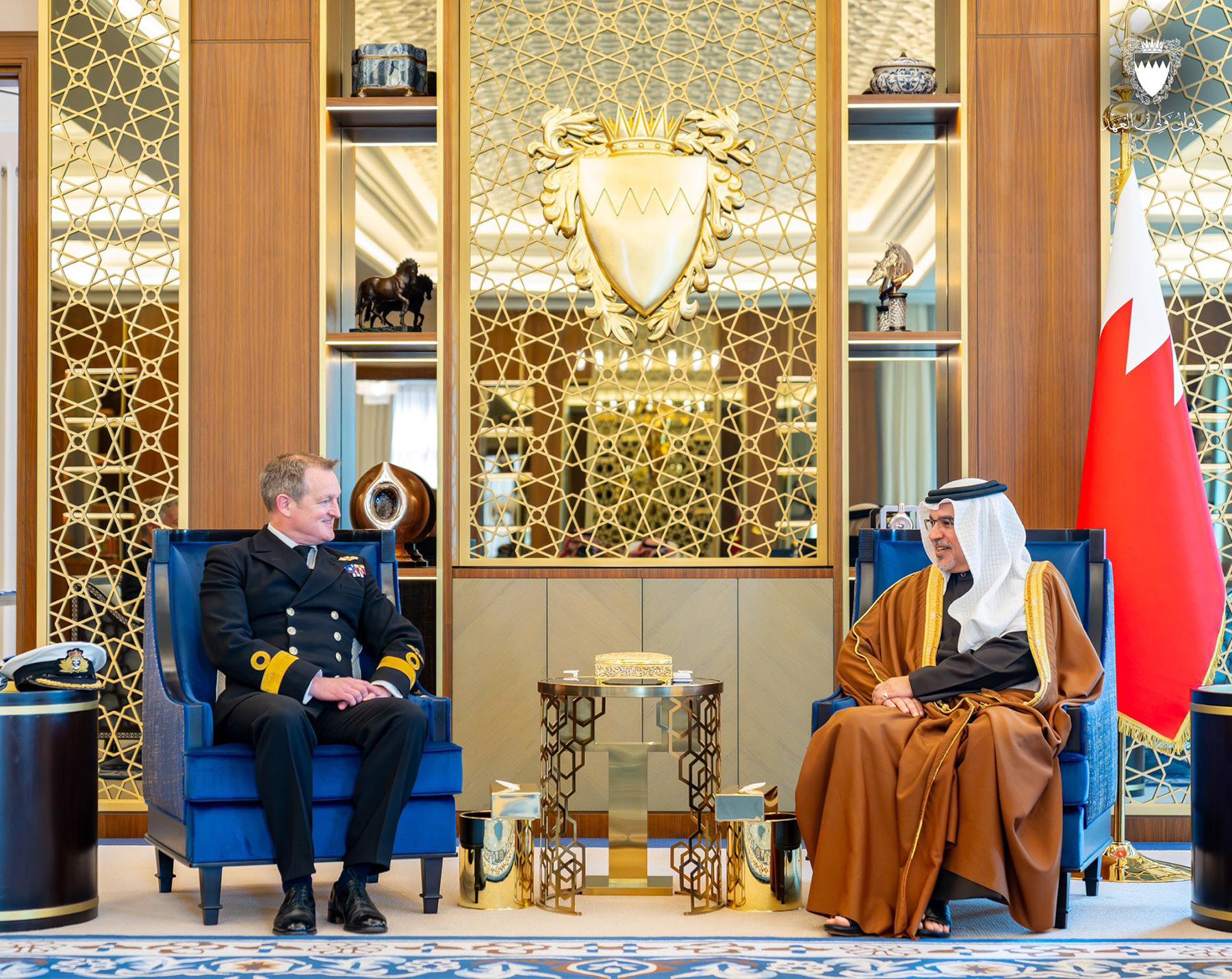 ولي العهد رئيس الوزراء يلتقي العميد البحري البريطاني 