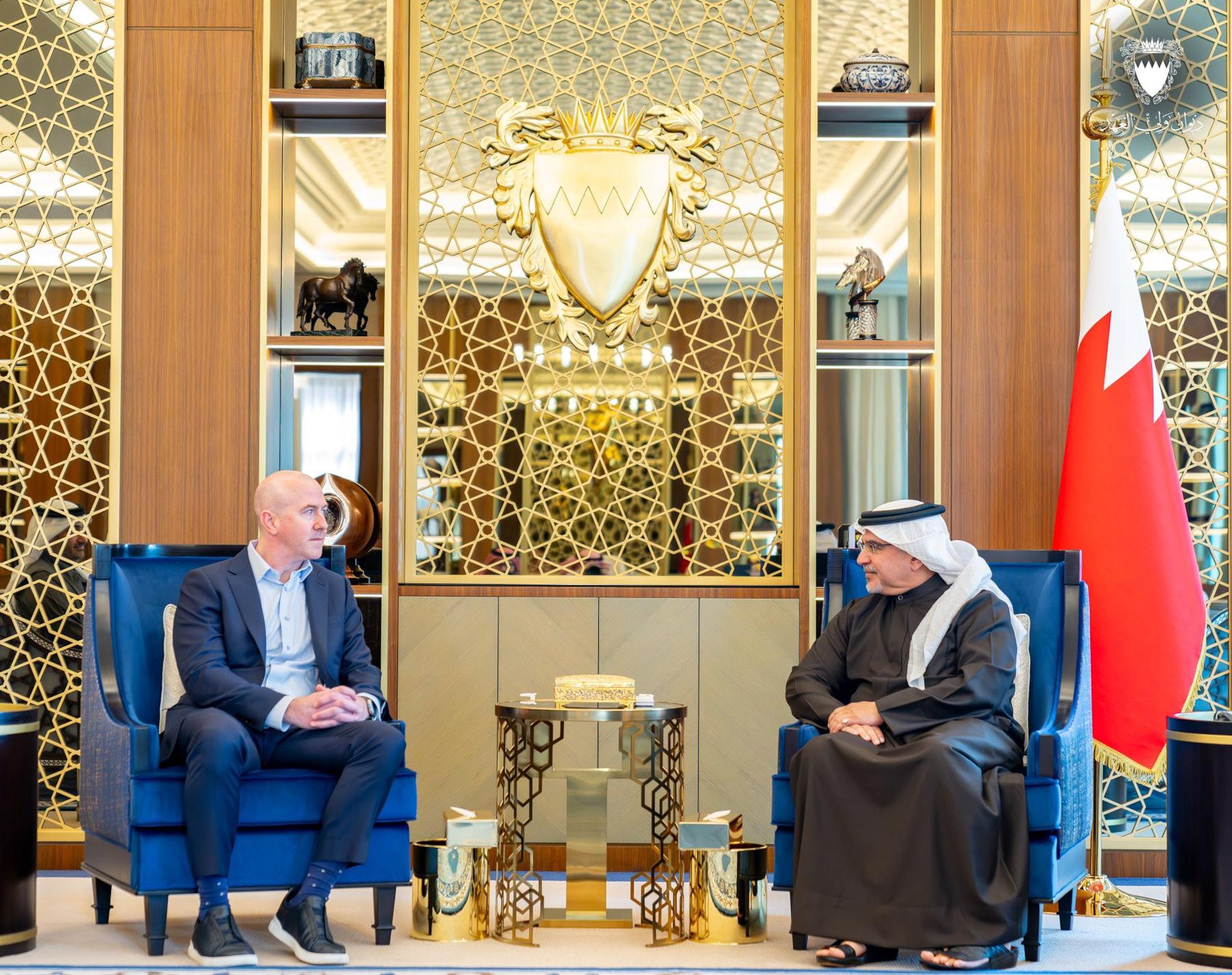 سمو ولي العهد رئيس مجلس الوزراء يستقبل الرئيس العالمي لستارلينك للطيران في شركة سبيس إكس 