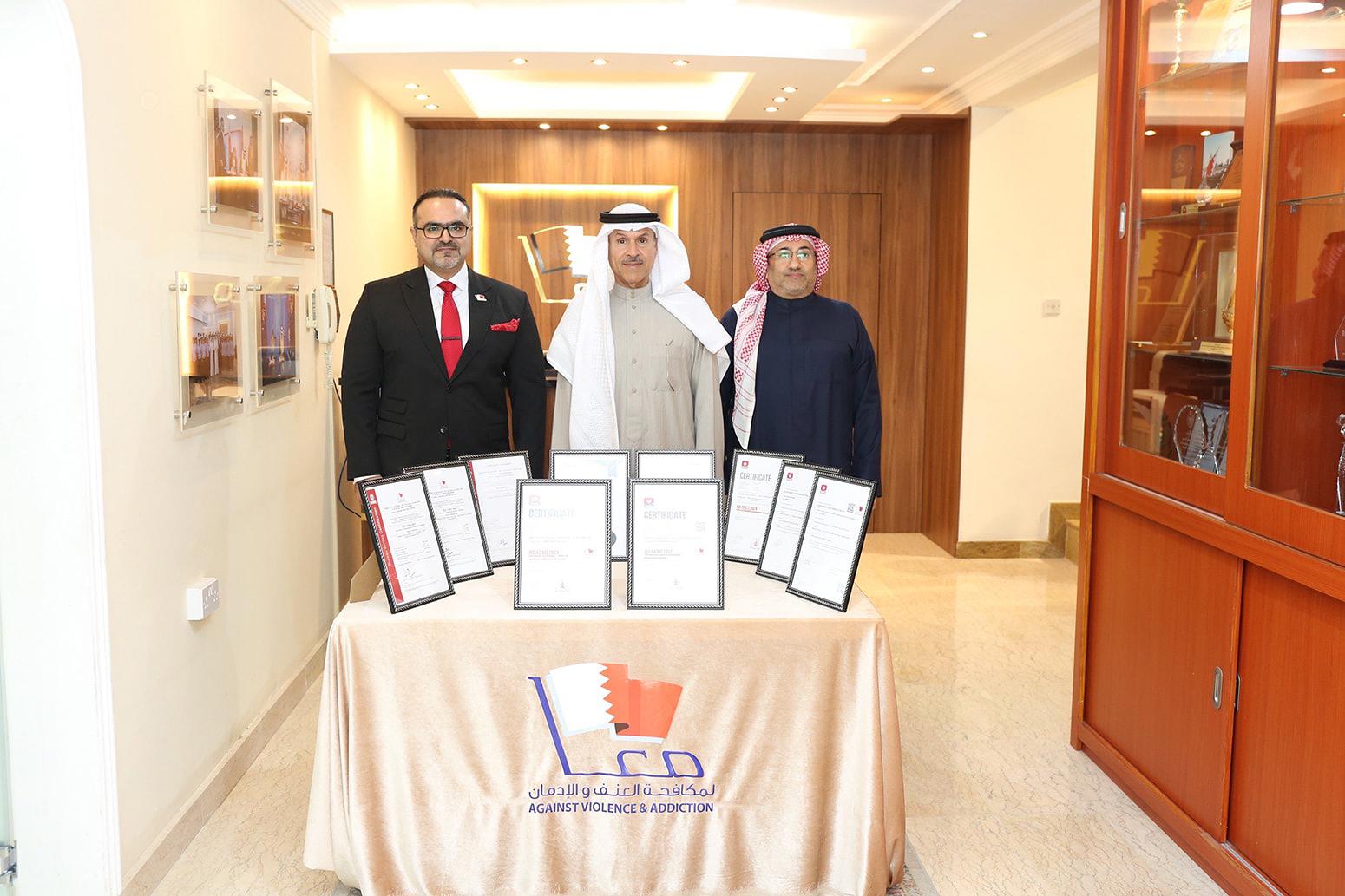 رئيس لجنة مكافحة العنف والإدمان يتسلّم شهادتي اعتماد جديدتين لأنظمة الجودة لبرنامج «معًا» 