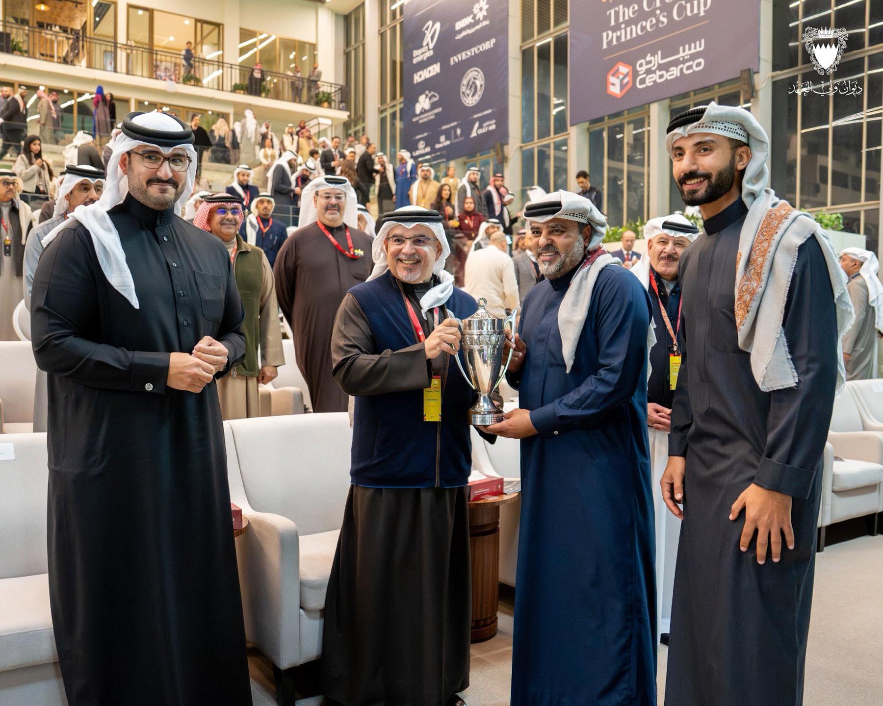 ولي العهد رئيس الوزراء يتفضل بحضور منافسات مهرجان كأس سموه لسباق الخيل ويتوج الفائزين 