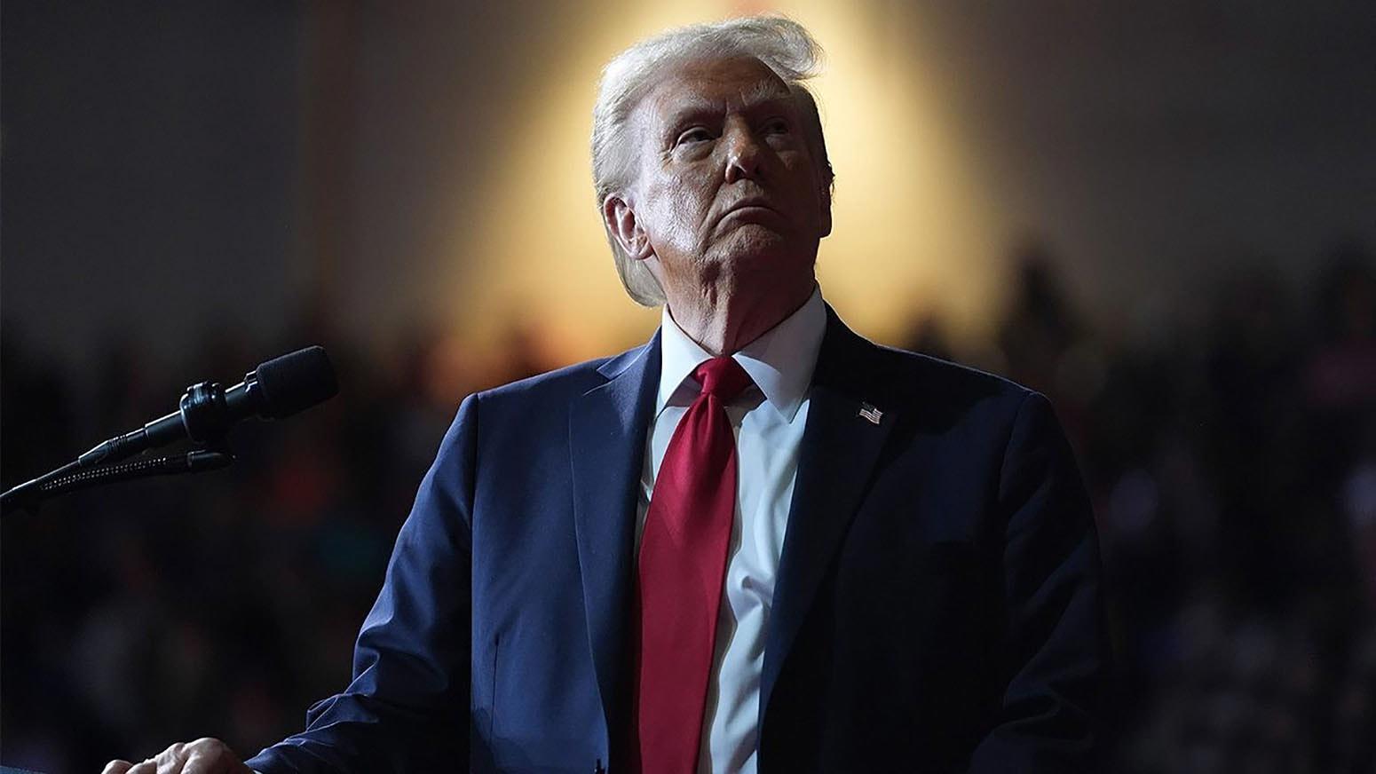 ترامب: إيران تتحدث معنا وسنرى ما يمكن أن نفعل 