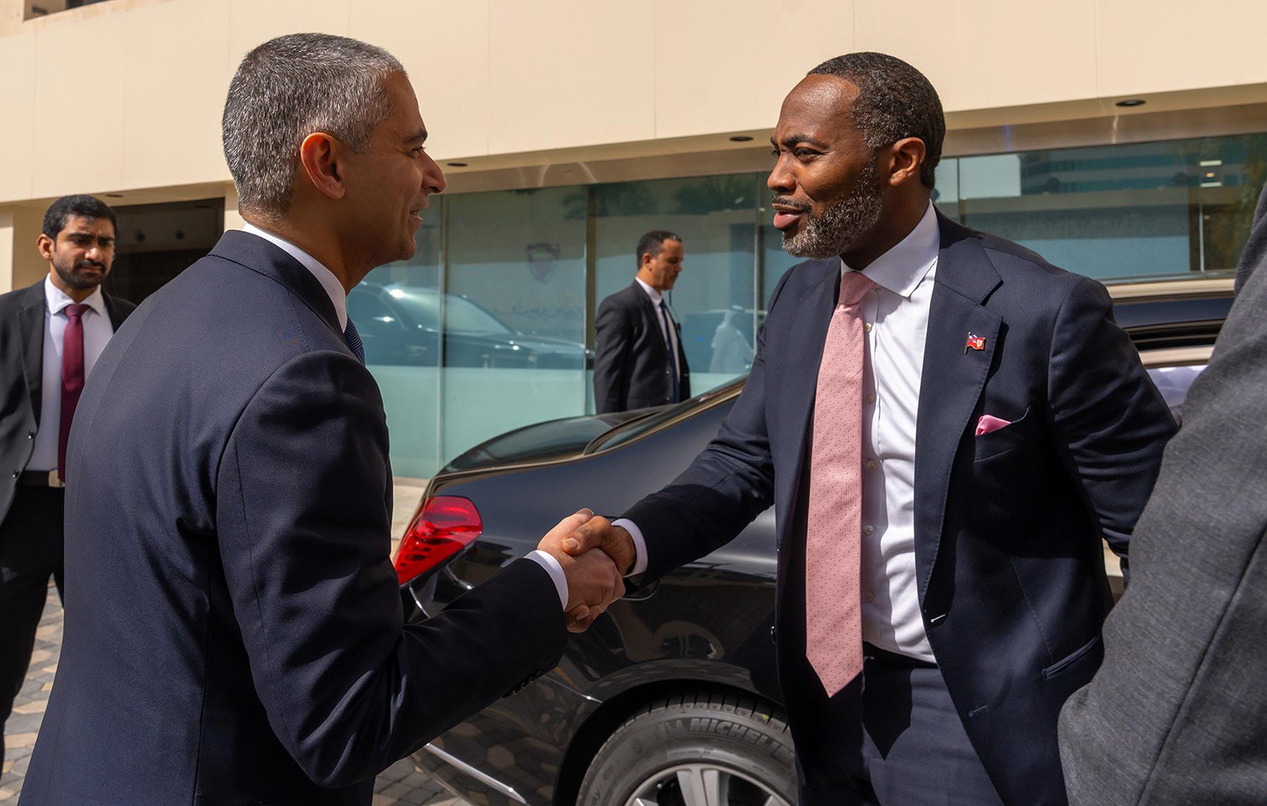 في إطار زيارته الرسمية إلى المملكة.. رئيس وزراء برمودا يزور مصرف البحرين المركزي 